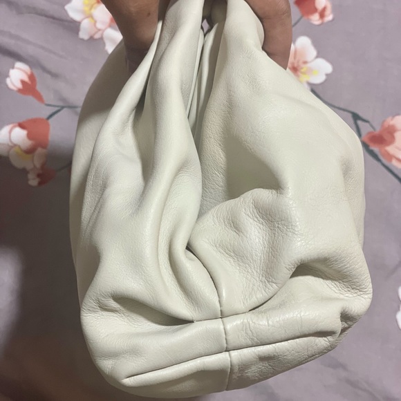 SOLDBottega Veneta Cloud Pouch in Leather - Picture 2 of 8